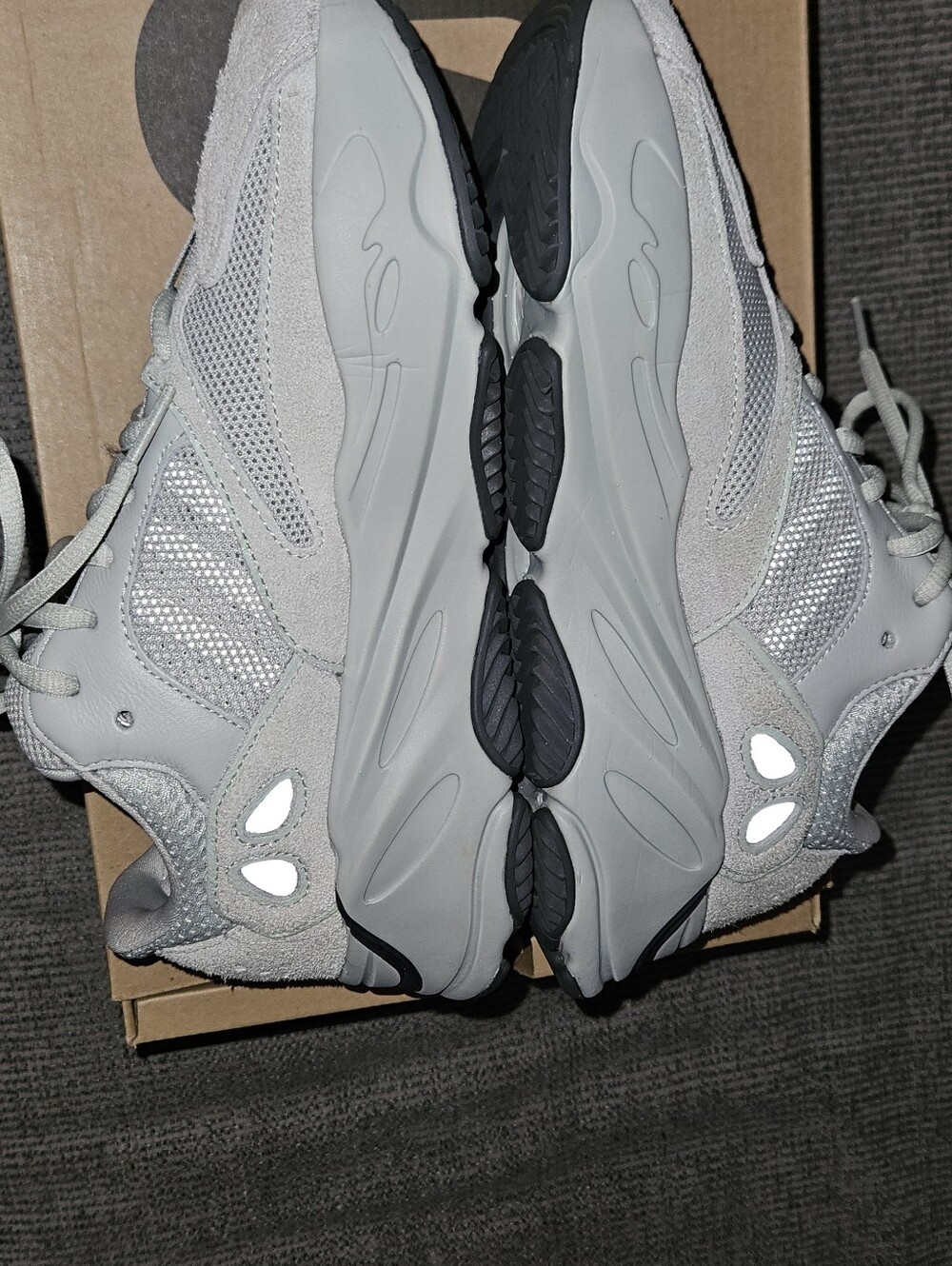 Yeezy Boost 700 - Picture 5 of 7